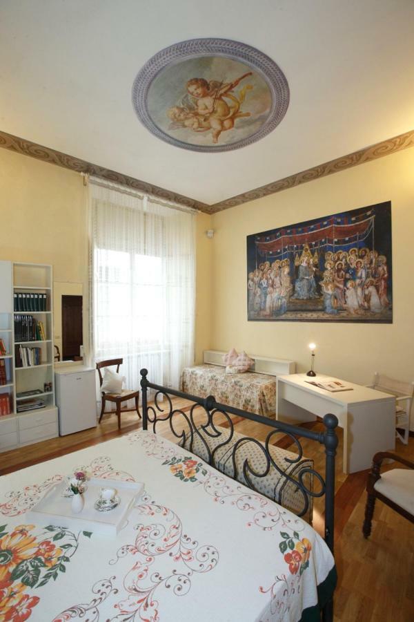 Residenza D'Epoca Montanini Bed & Breakfast Siena Exterior photo